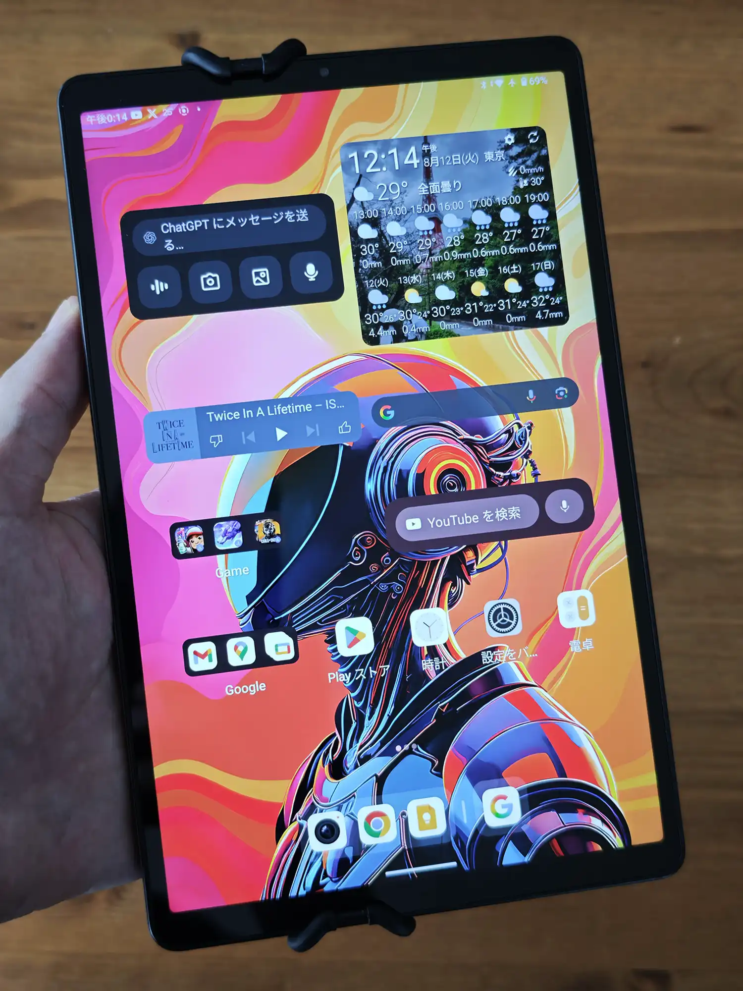 タブレットにバンドをして持つ