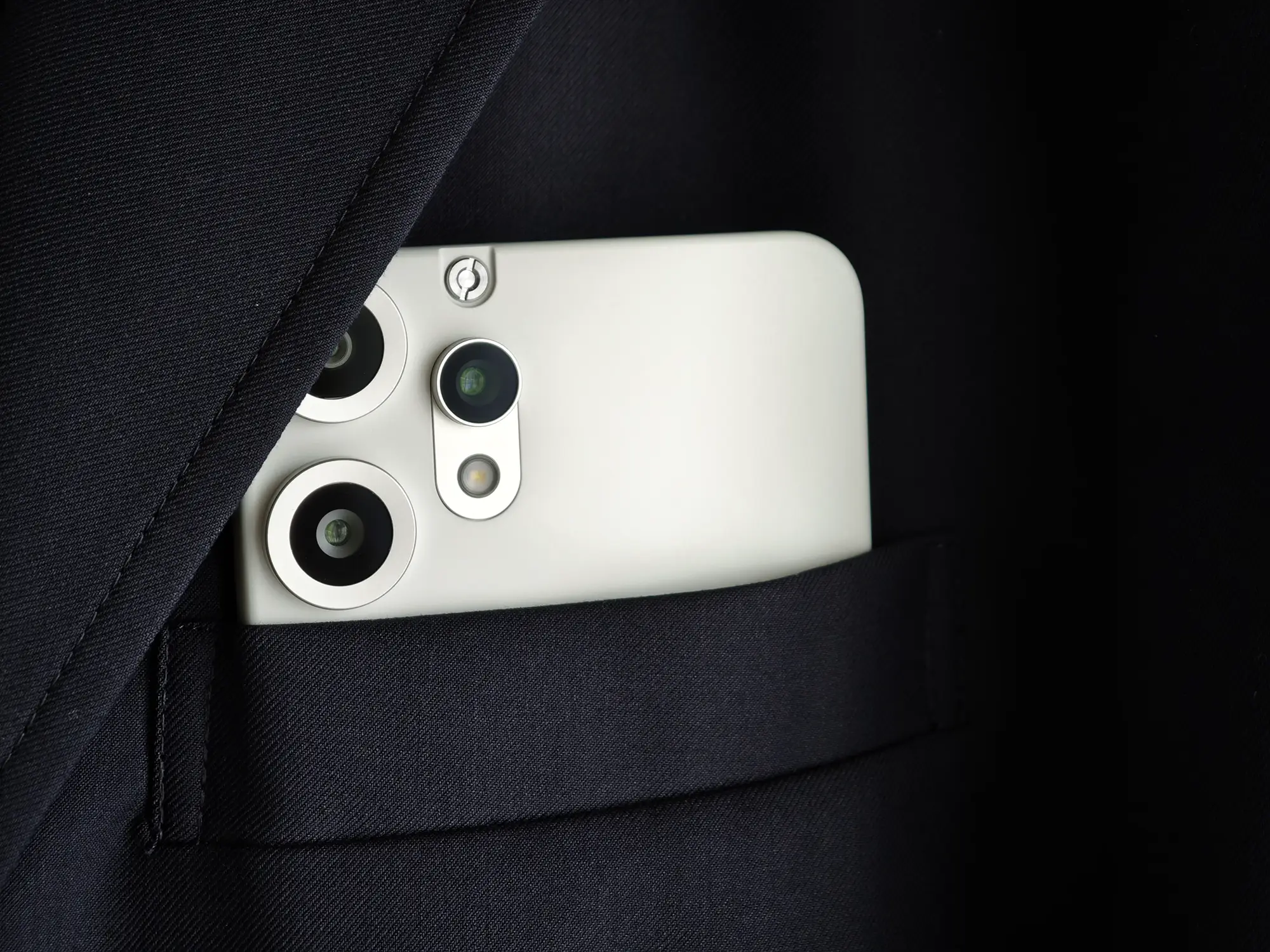 ポケットに入れたスマートフォン