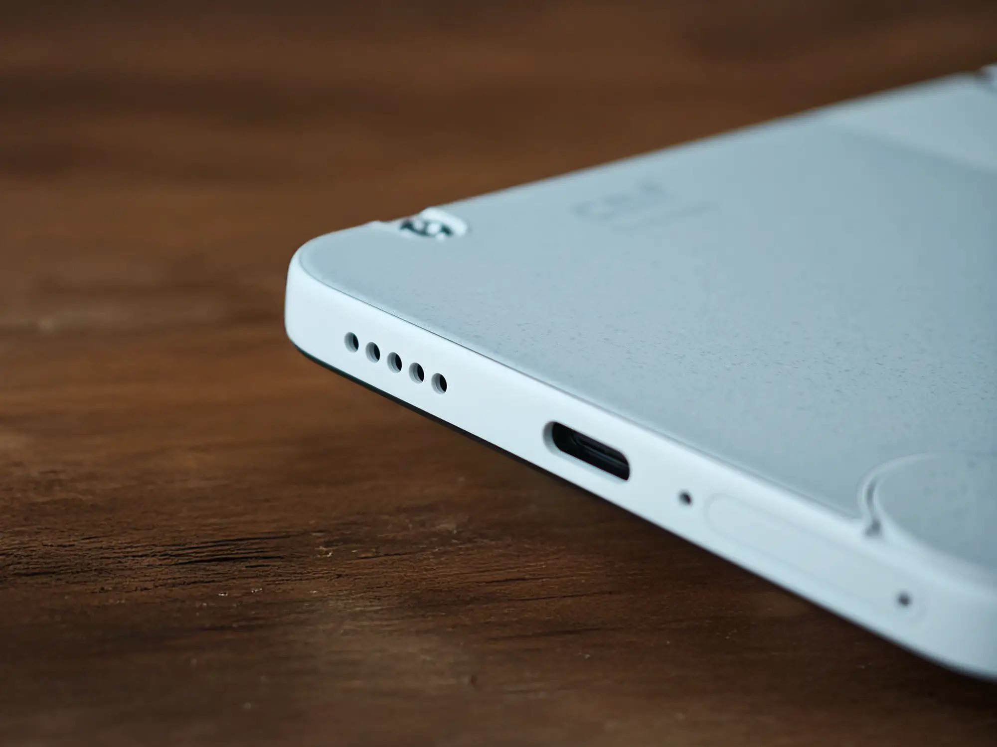 スピーカーホール