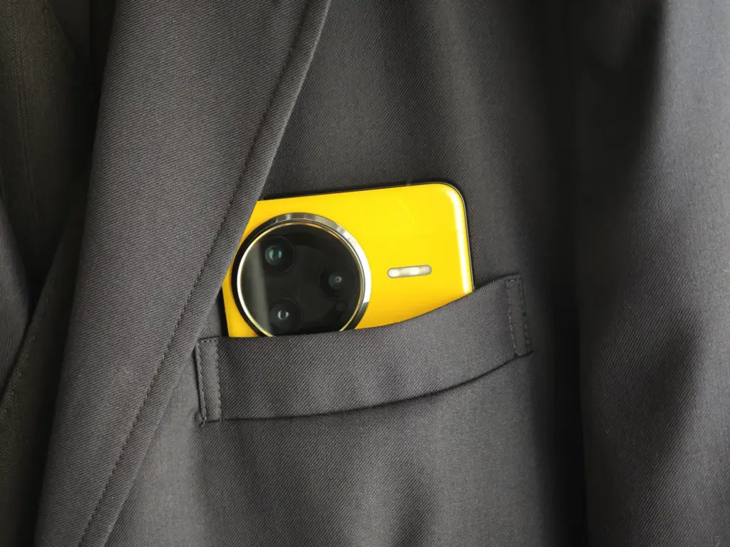 POCO F7 Ultraをポケットにいれる