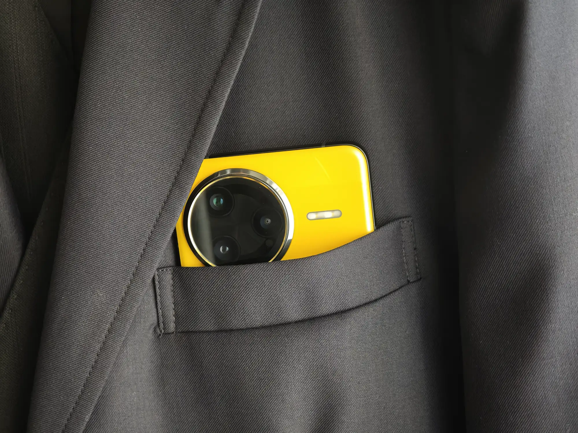 POCO F7 Ultraをポケットにいれる