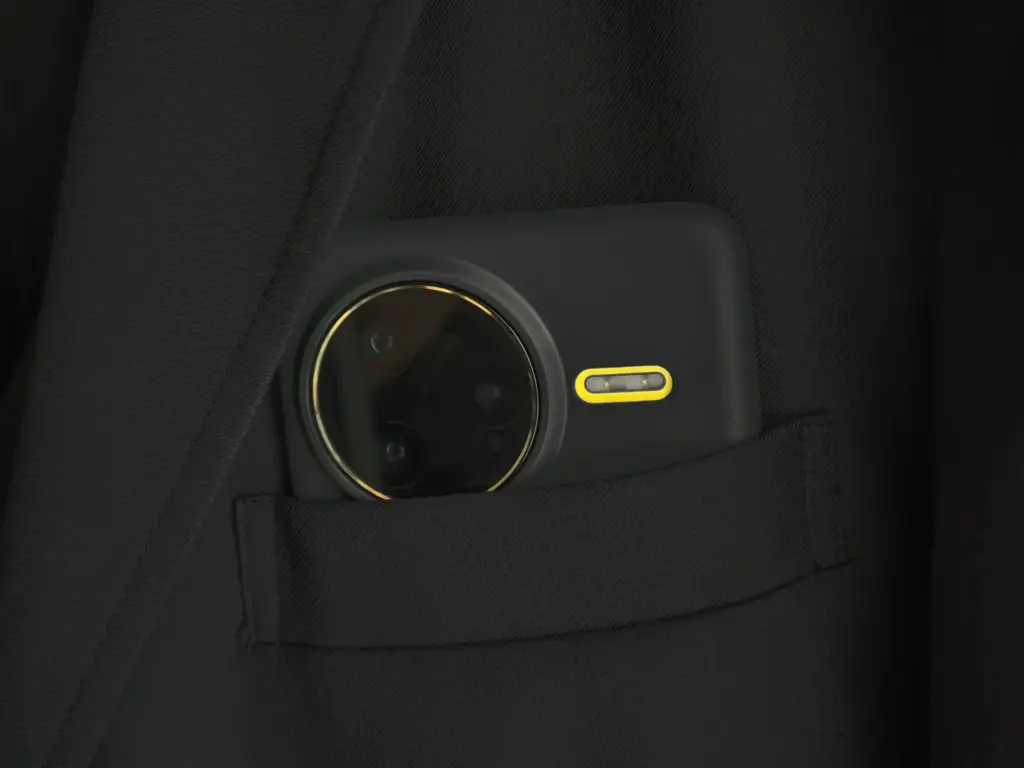 POCO F7 Ultraにケースを着けてポケットにいれる