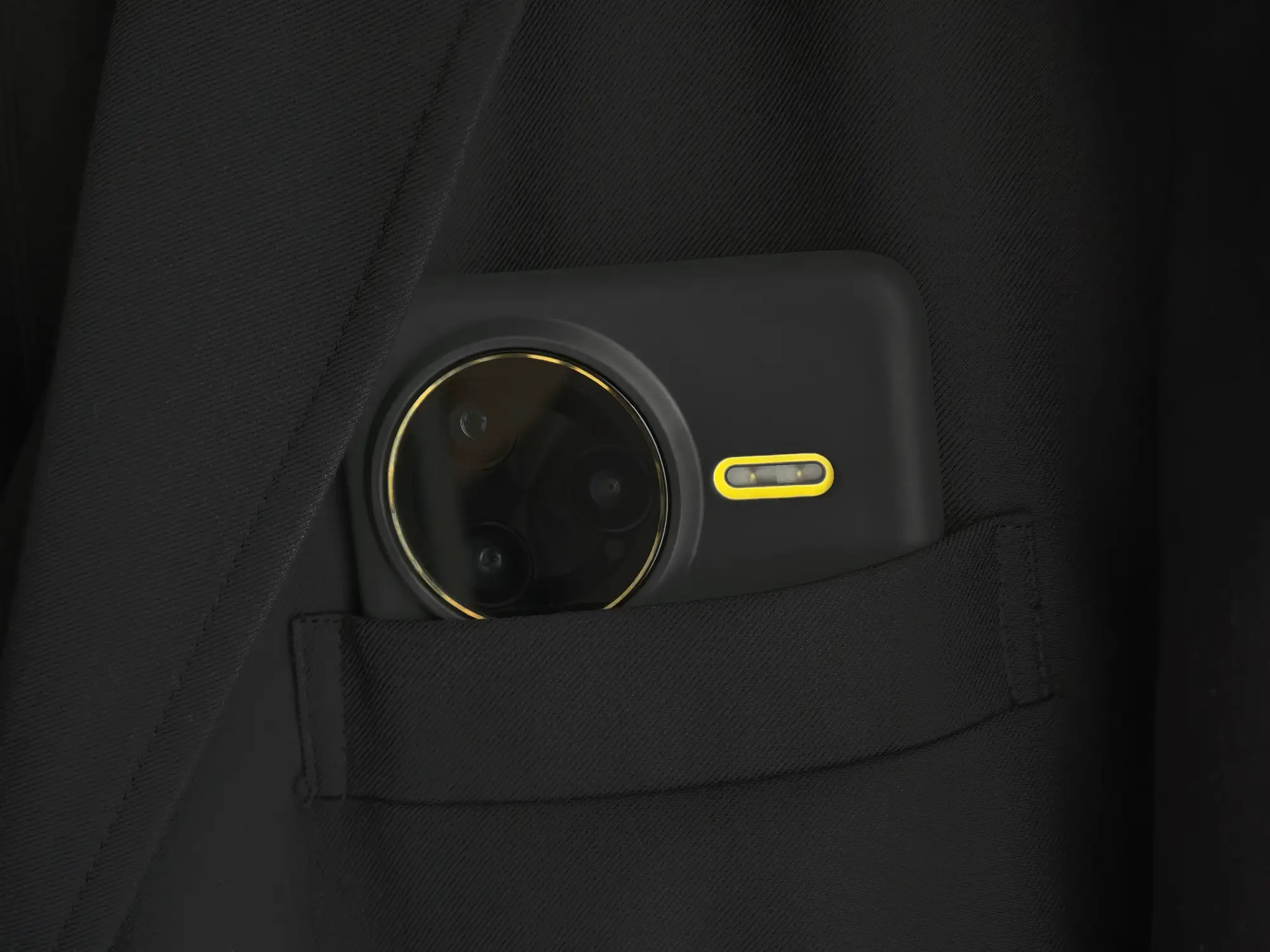 POCO F7 Ultraにケースを着けてポケットにいれる