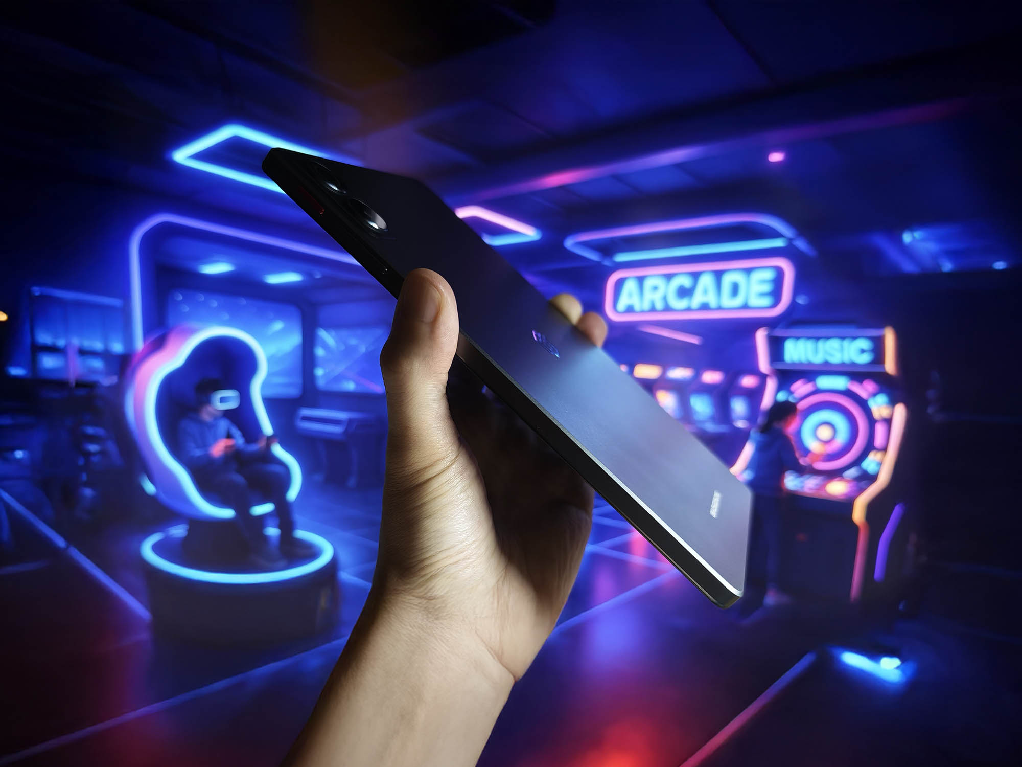 手に持ったタブレット