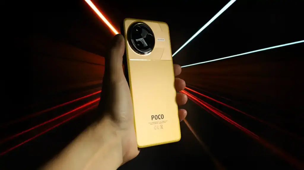 手に持ったPOCO F7 Ultraの画像。背景は放射状の赤白の線