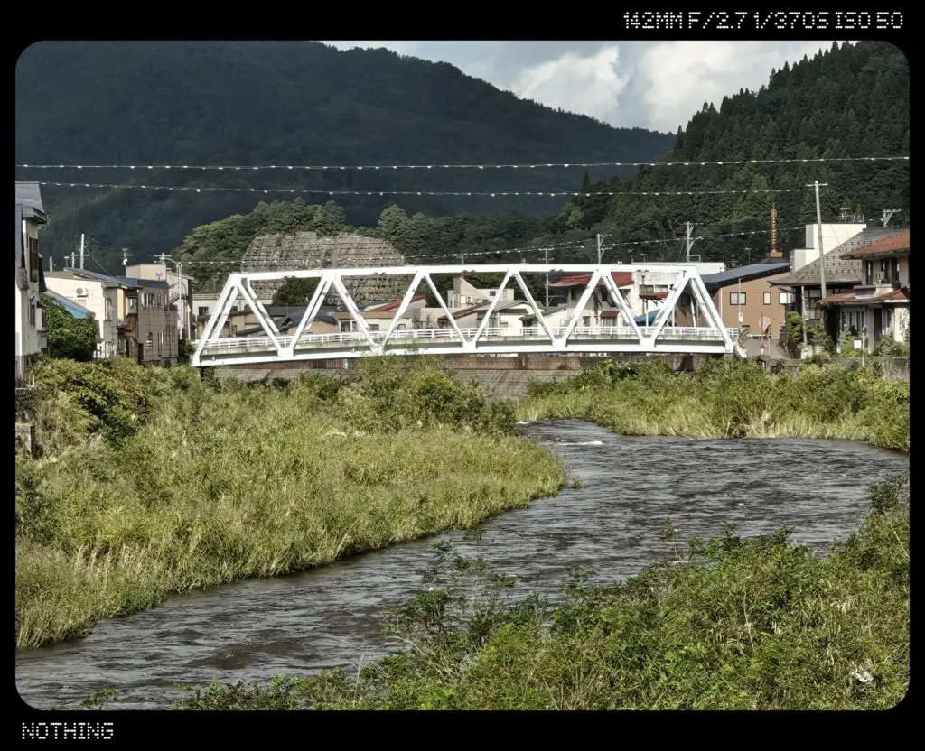 川にかかった白い橋