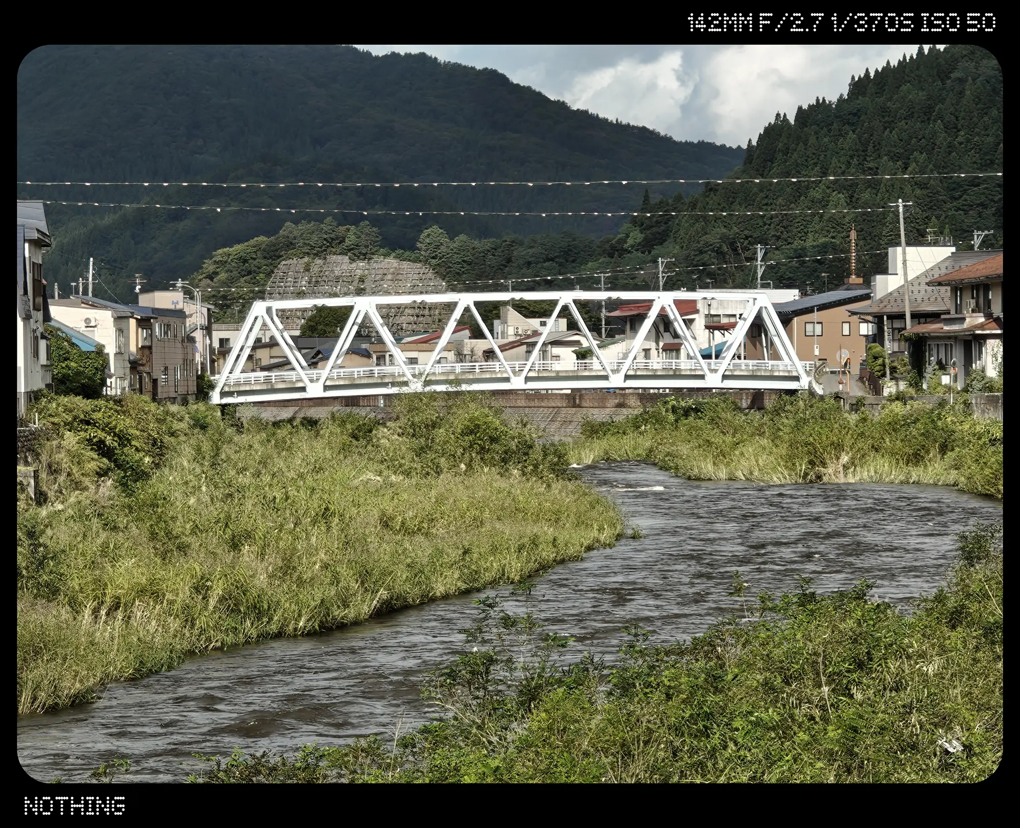 川にかかった白い橋