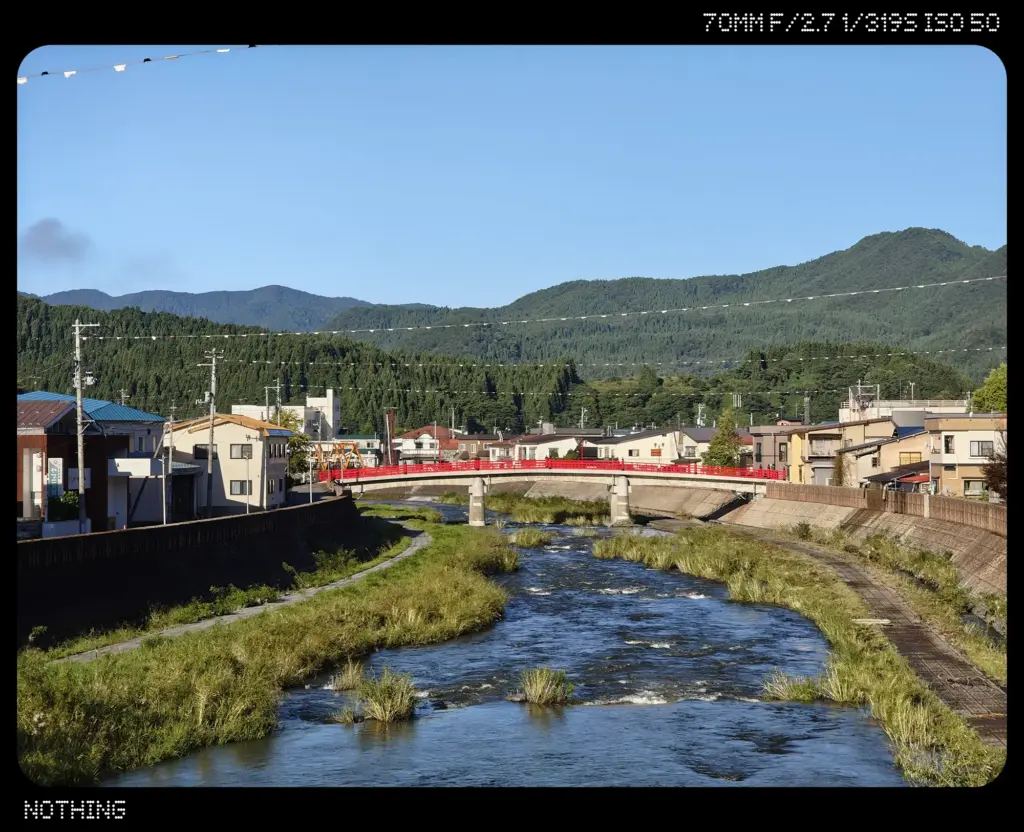 川にかかった赤い橋