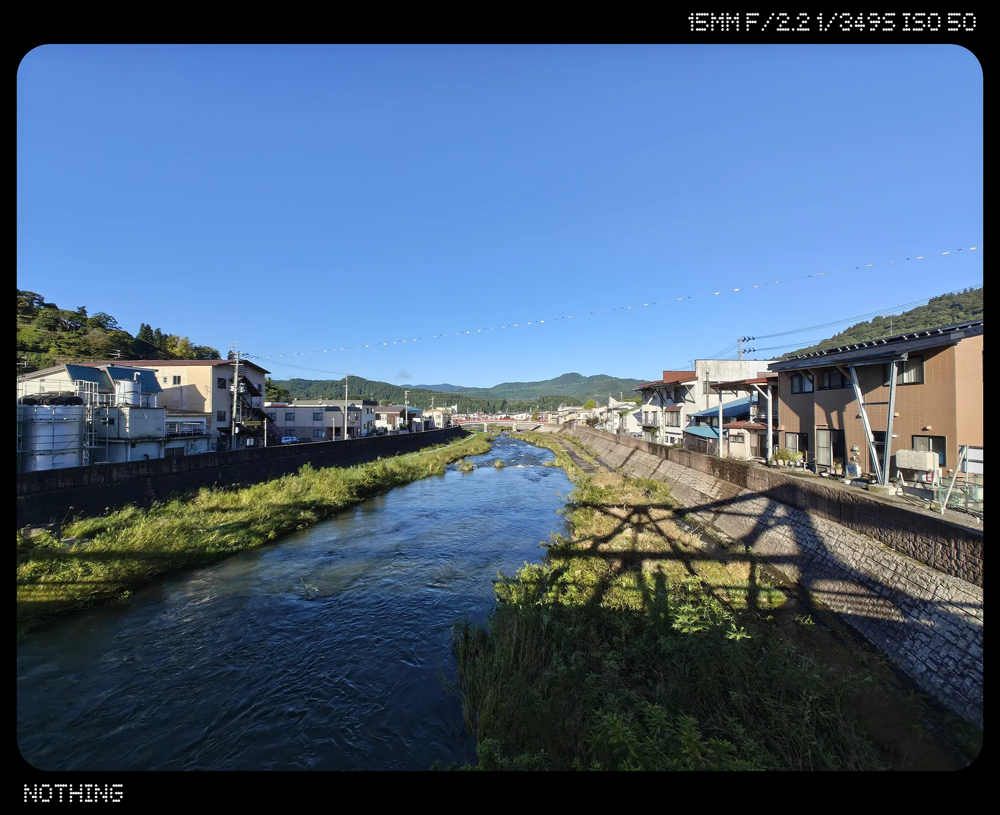 田舎の晴れた川沿い1