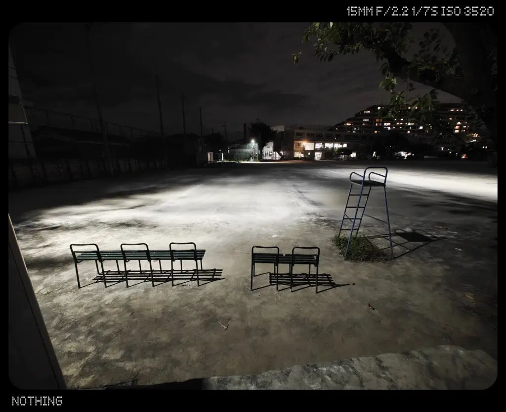 夜の該当の下に椅子