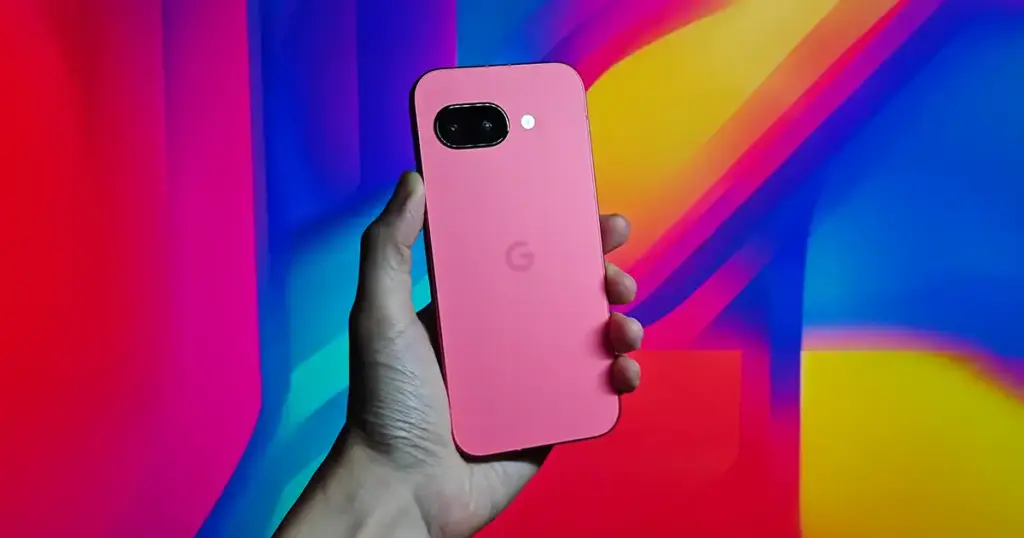 手に持ったPixel 9a本体。赤や青の原色を基調としたカラフルな背景