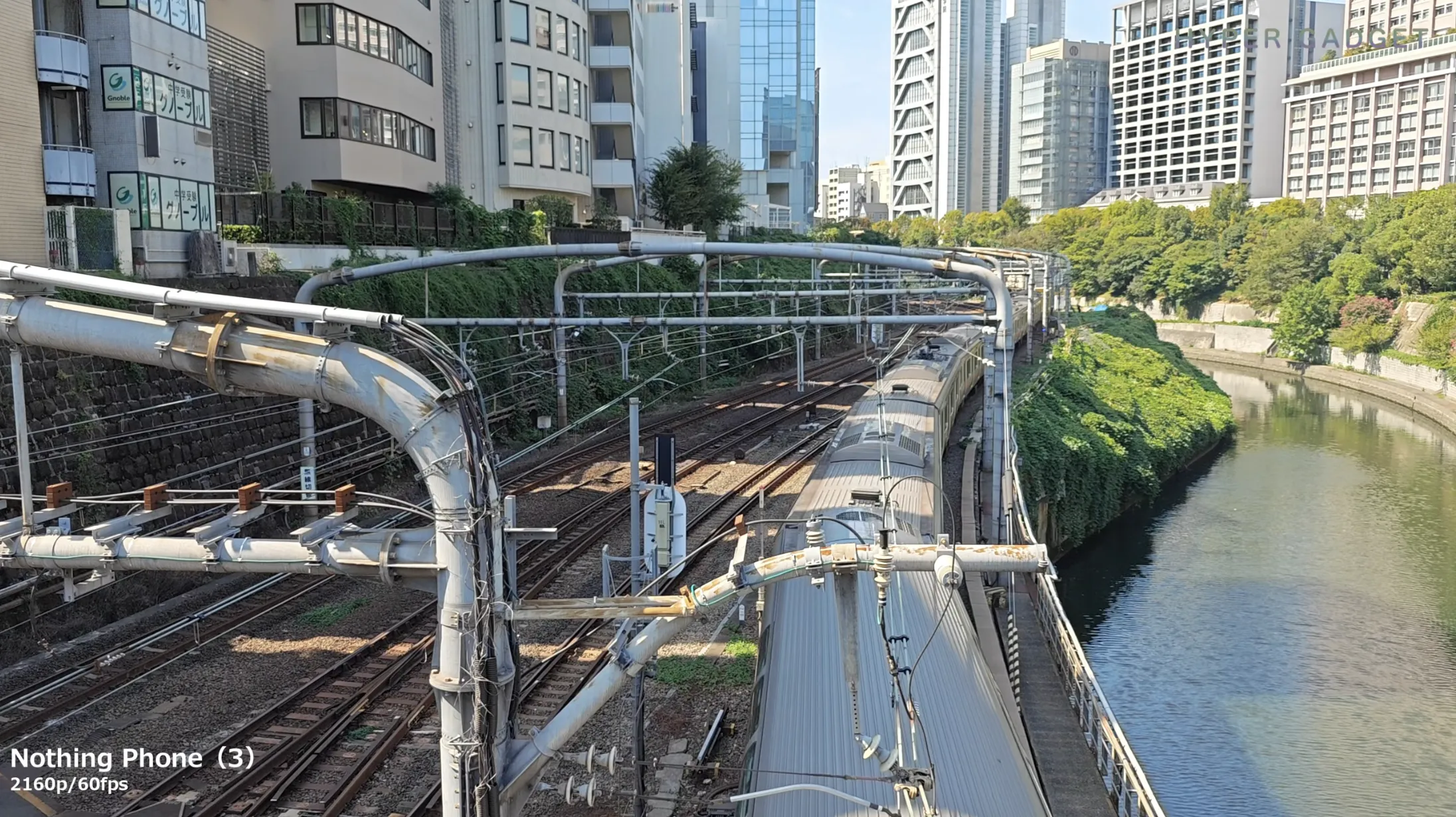 線路を走る電車と川