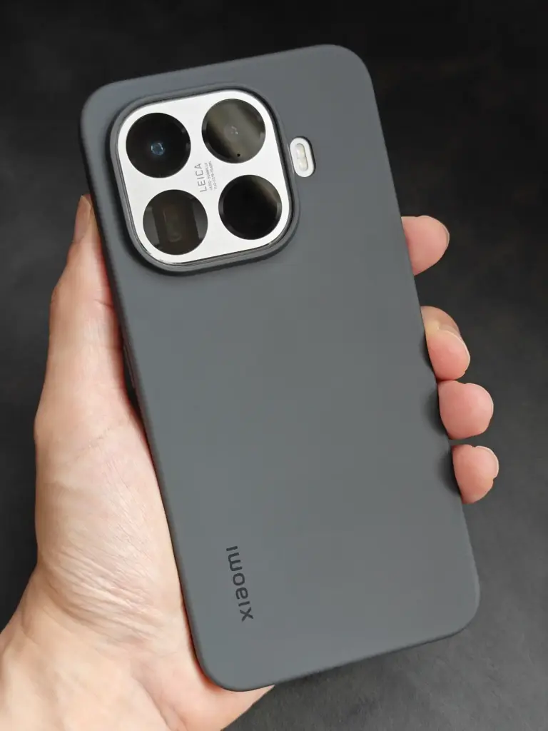 Xiaomi 15T Proにシリコンケース装着。片手持ち