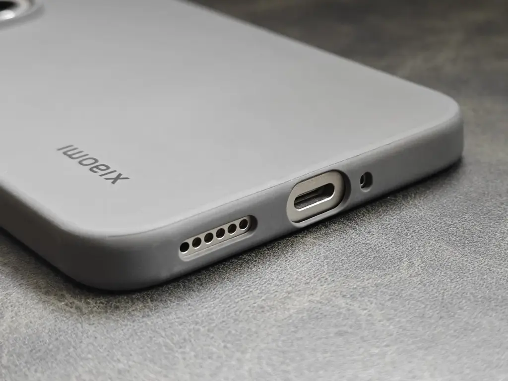 Xiaomi 15T Proにシリコンケース装着。USB-Cポートやスピーカーを強調