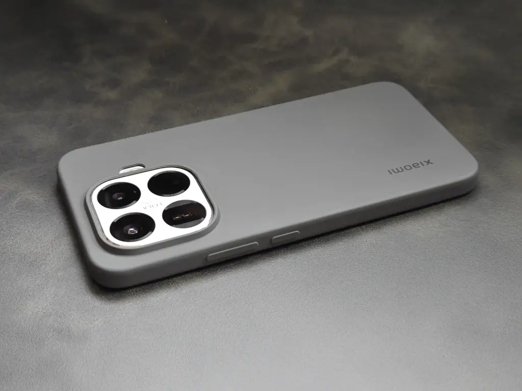 Xiaomi 15T Proの背面デザイン、シリコンケース装着時の外観