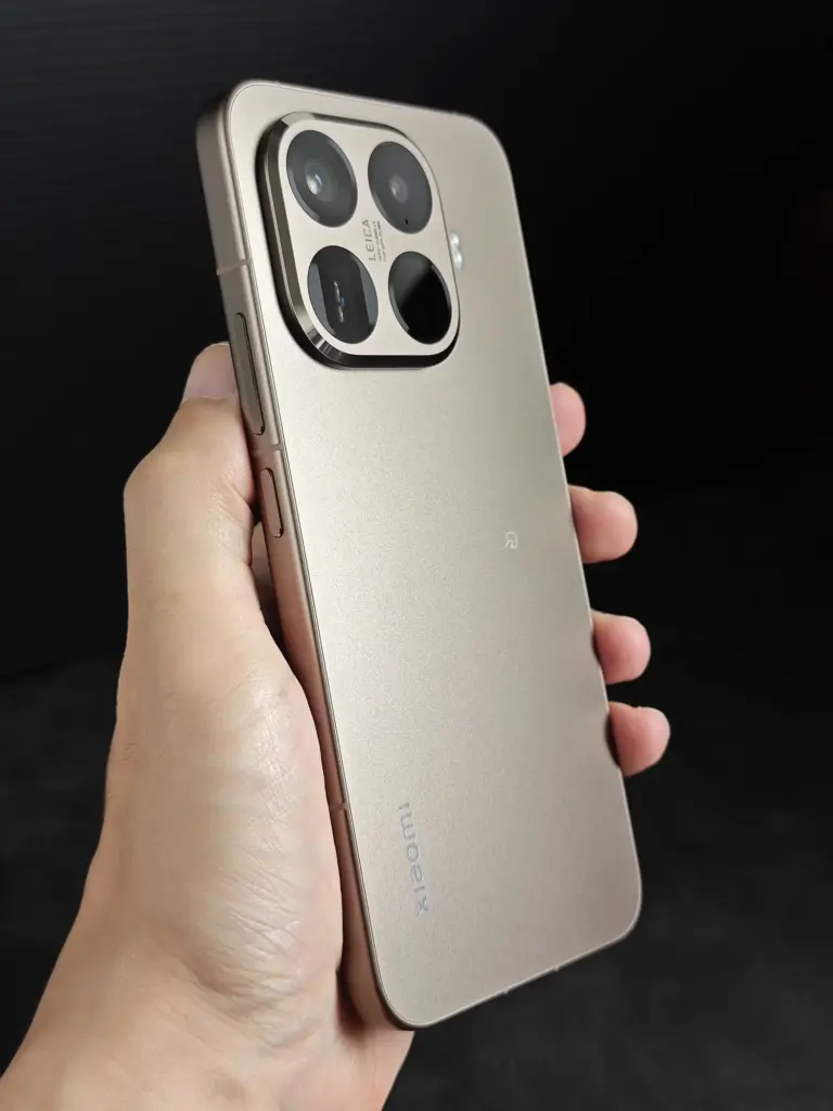 Xiaomi 15T Proゴールドモデルを手に持った状態の背面デザイン
