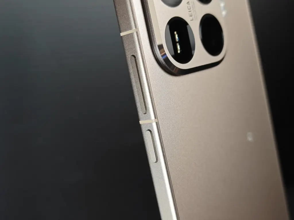 Xiaomi 15T Proの側面フレームと電源・音量ボタンの配置