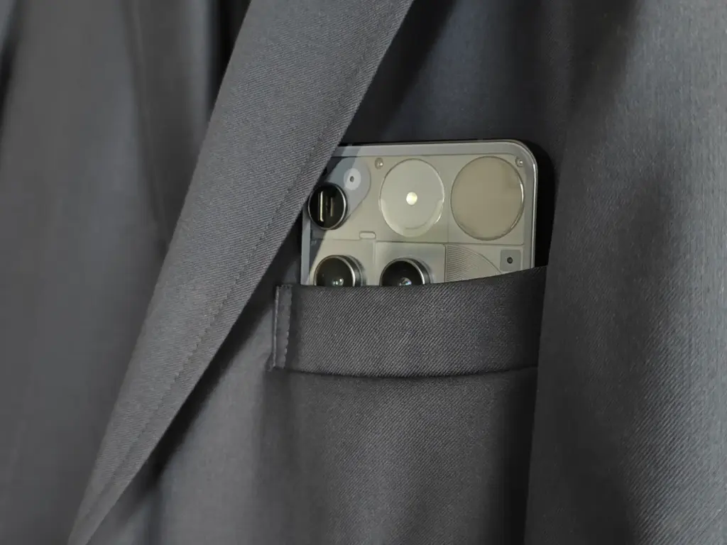 ジャケットの胸ポケットにスマホ