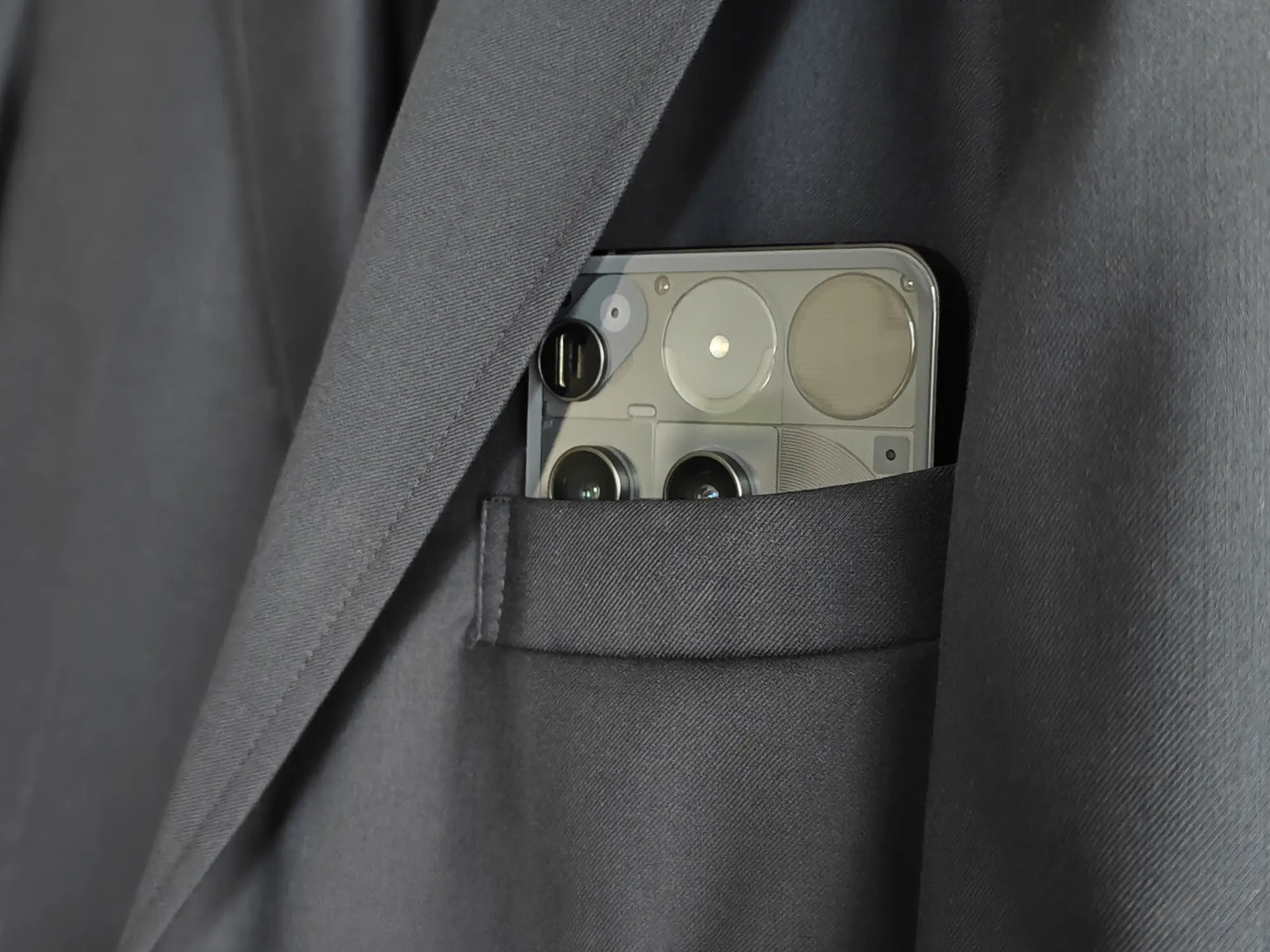 ジャケットの胸ポケットにスマホ