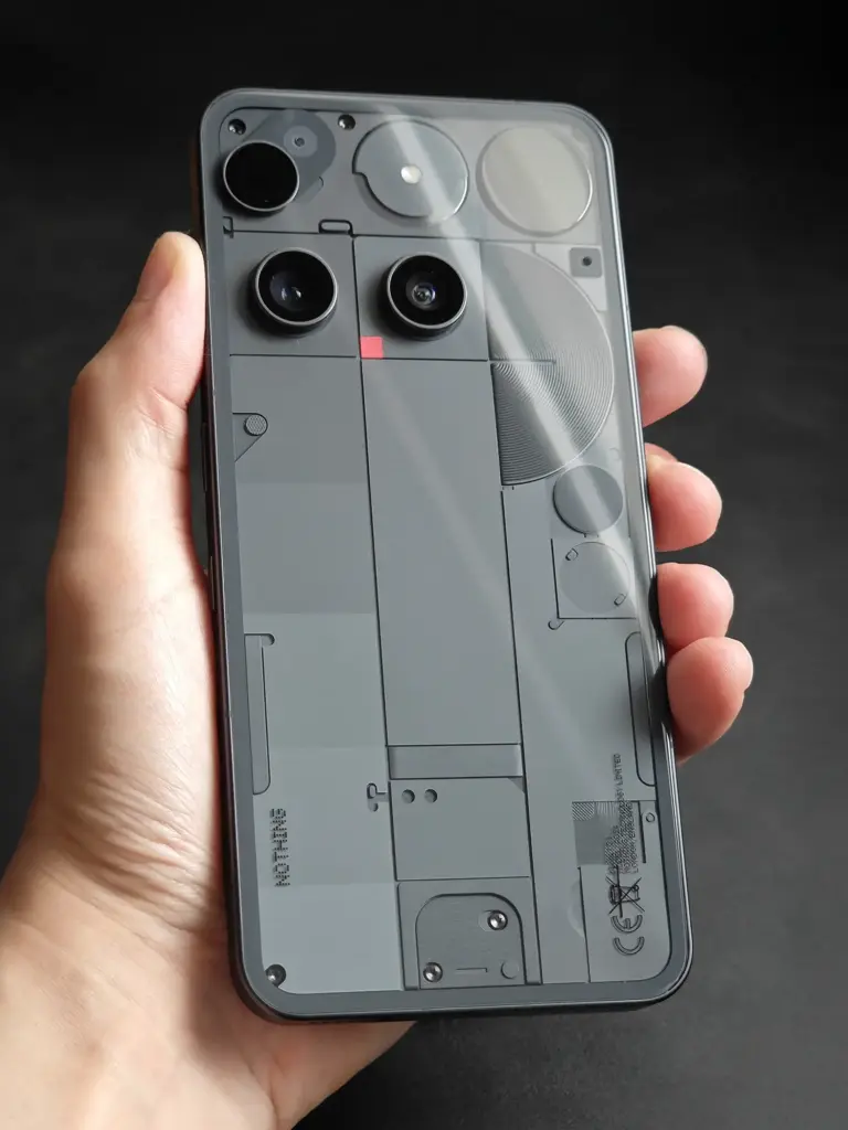 手に持ったスマホ