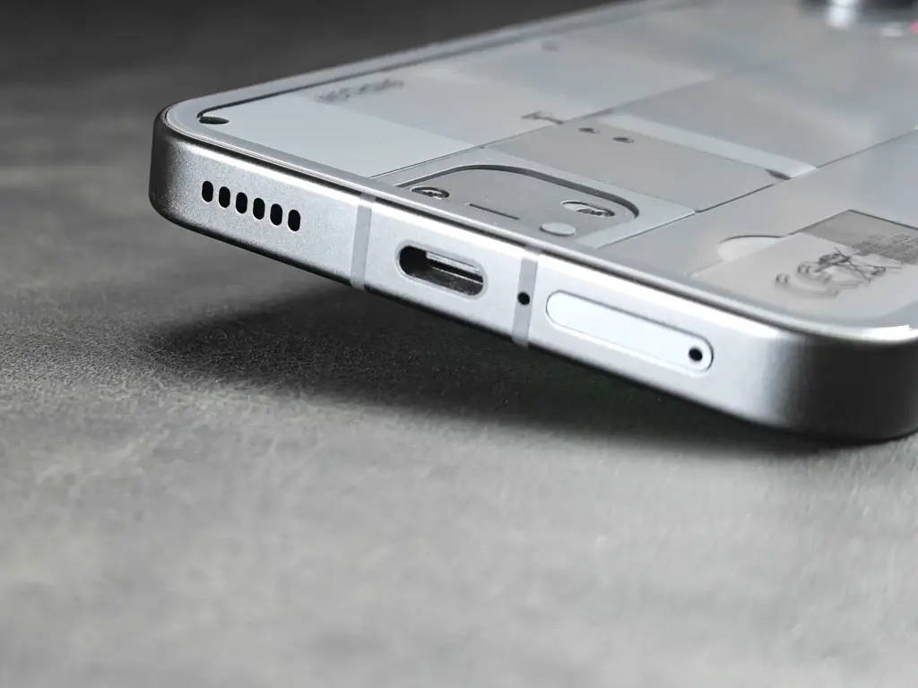 Phone（3）の下部スピーカーホール