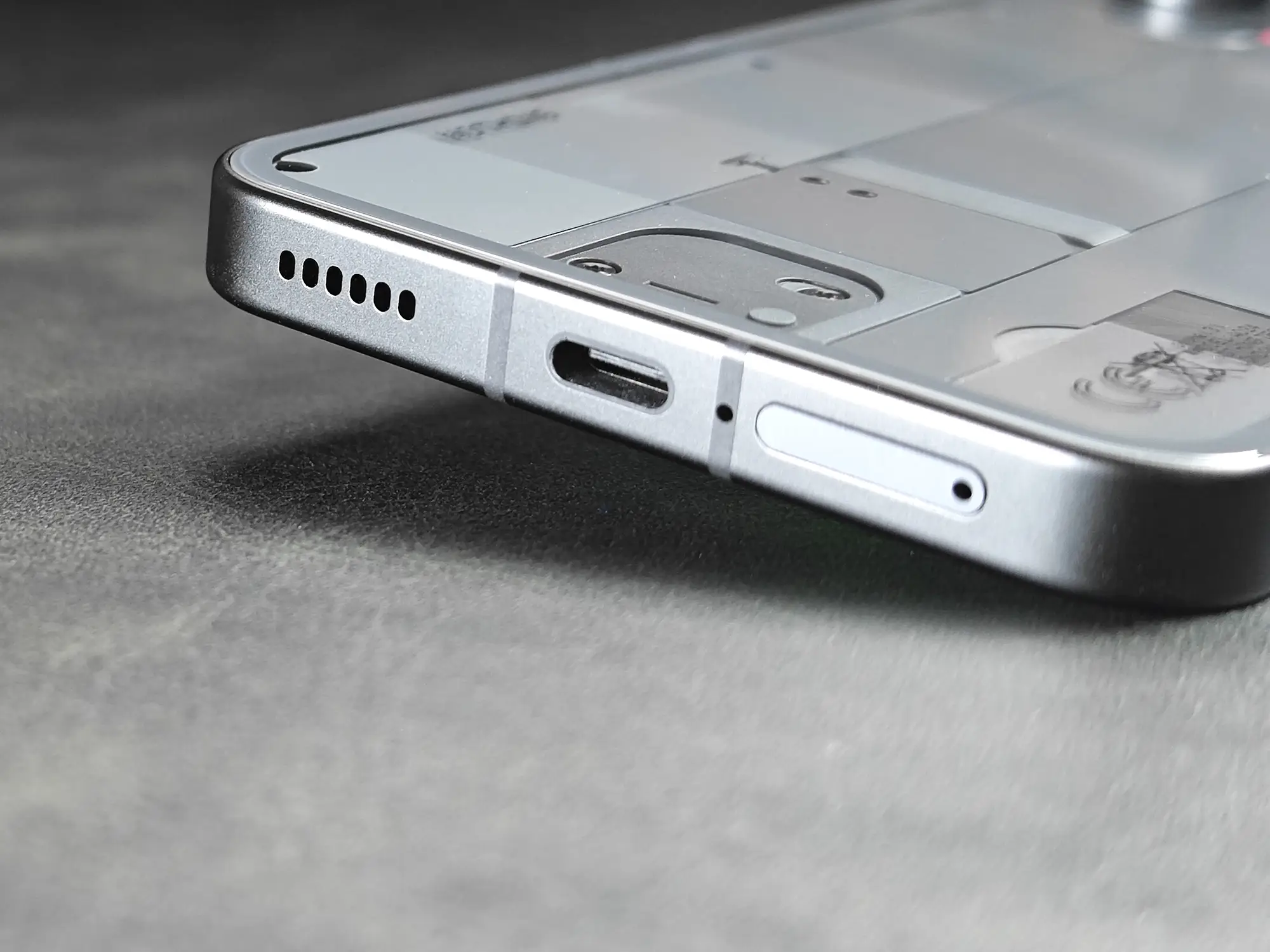 Phone（3）の下部スピーカーホール