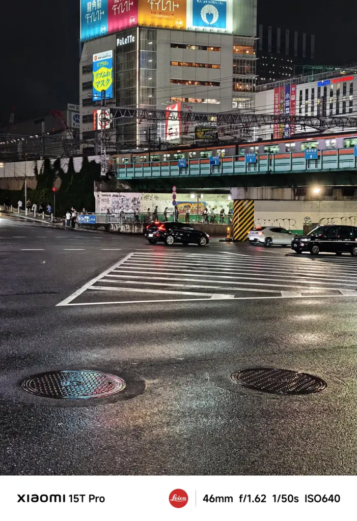 Xiaomi 15T Proで撮影した新宿駅東口のネオン街と反射の夜景（23mm広角作例）
