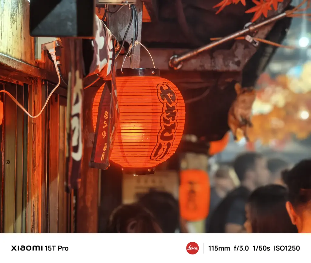 Xiaomi 15T Proで撮影した夜の居酒屋街の赤提灯のクローズアップ（115mm望遠作例）