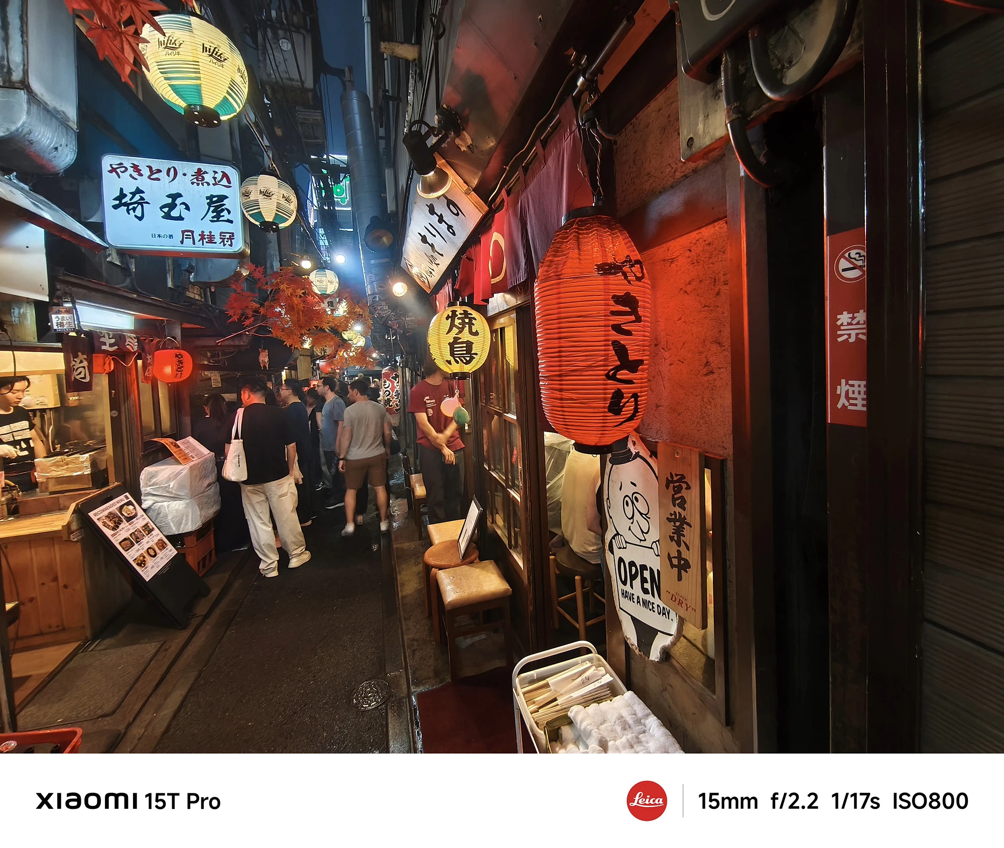 Xiaomi 15T Proで撮影した夜の飲み屋横丁の密集感と提灯の光（15mm超広角作例）