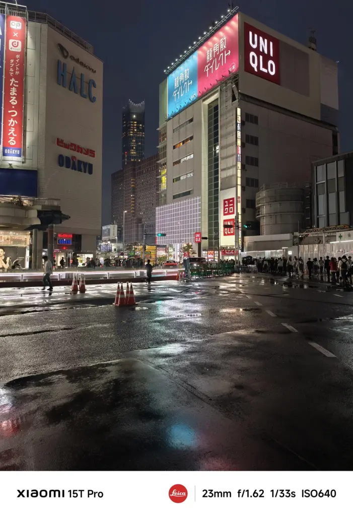 Xiaomi 15T Proで撮影した新宿西口の夜景（23mm広角、濡れた路面の反射）
