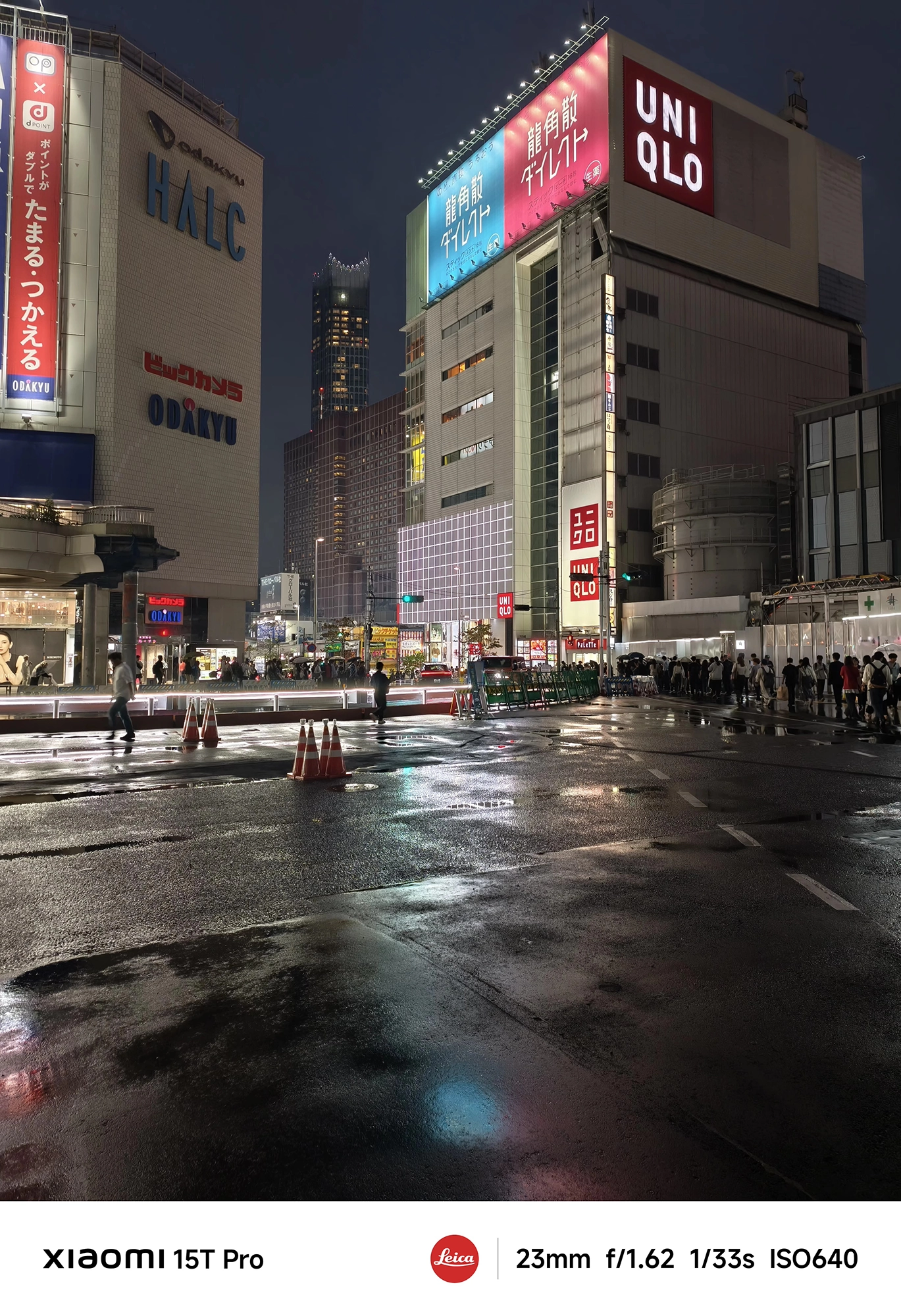Xiaomi 15T Proで撮影した新宿西口の夜景（23mm広角、濡れた路面の反射）
