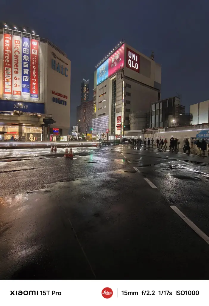 Xiaomi 15T Proで撮影した新宿駅西口の夜景（15mm超広角、濡れた路面の反射）