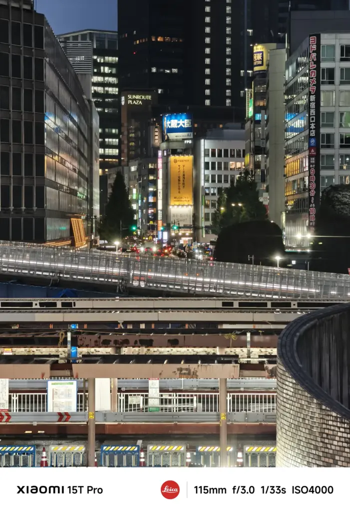 Xiaomi 15T Proで撮影した新宿駅西口の高層ビルとホームの夜景（115mm望遠圧縮、超高感度作例）
