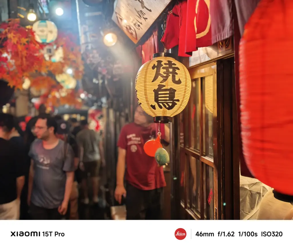 Xiaomi 15T Proで撮影した夜の路地の焼き鳥提灯と人混みの作例（46mm中望遠）
