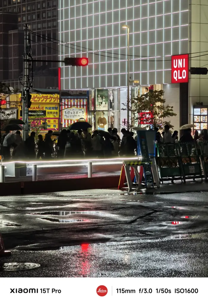 Xiaomi 15T Proで撮影した新宿東口UNIQLO前の夜の交差点（115mm望遠、濡れた路面の反射）