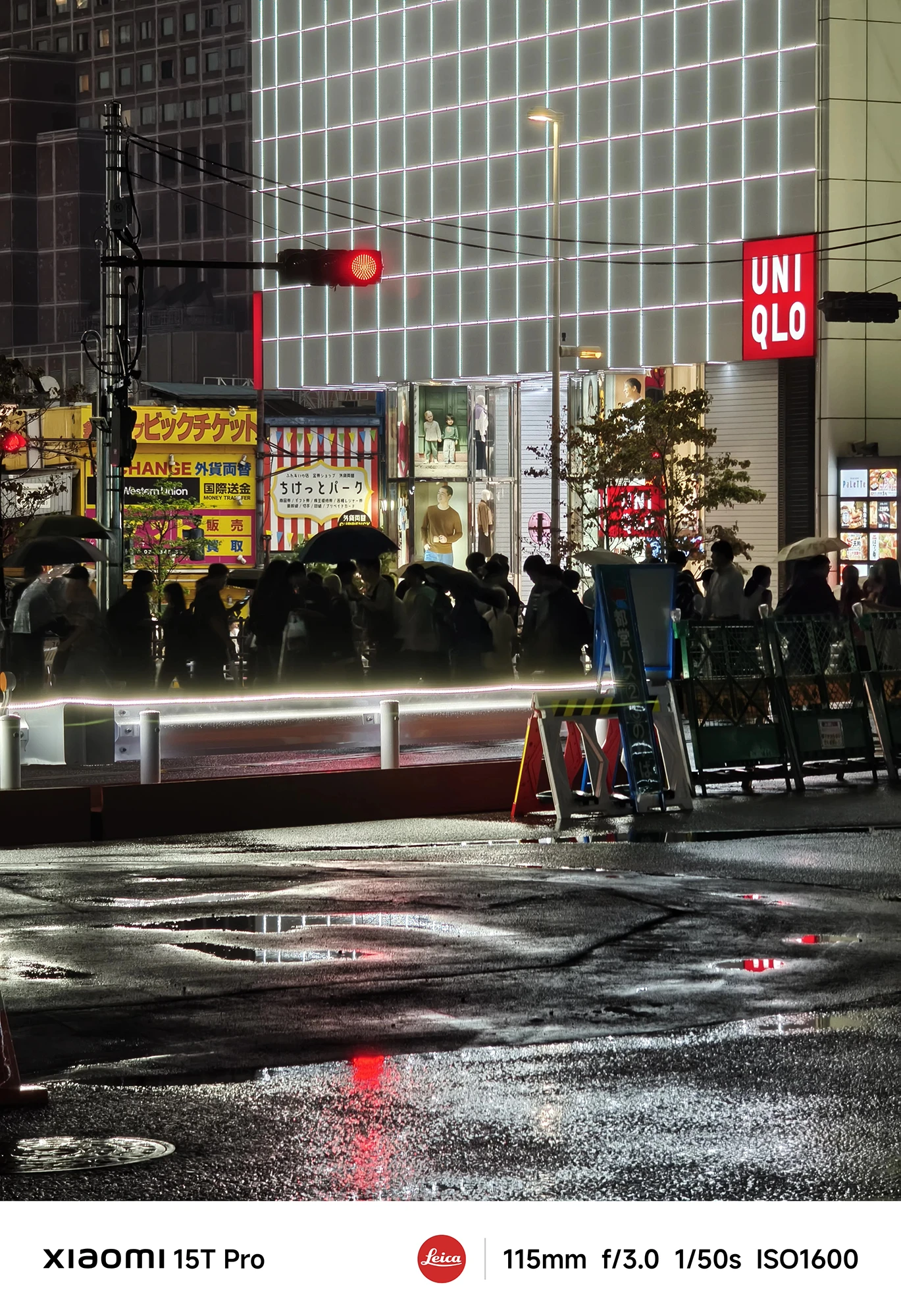 Xiaomi 15T Proで撮影した新宿東口UNIQLO前の夜の交差点（115mm望遠、濡れた路面の反射）