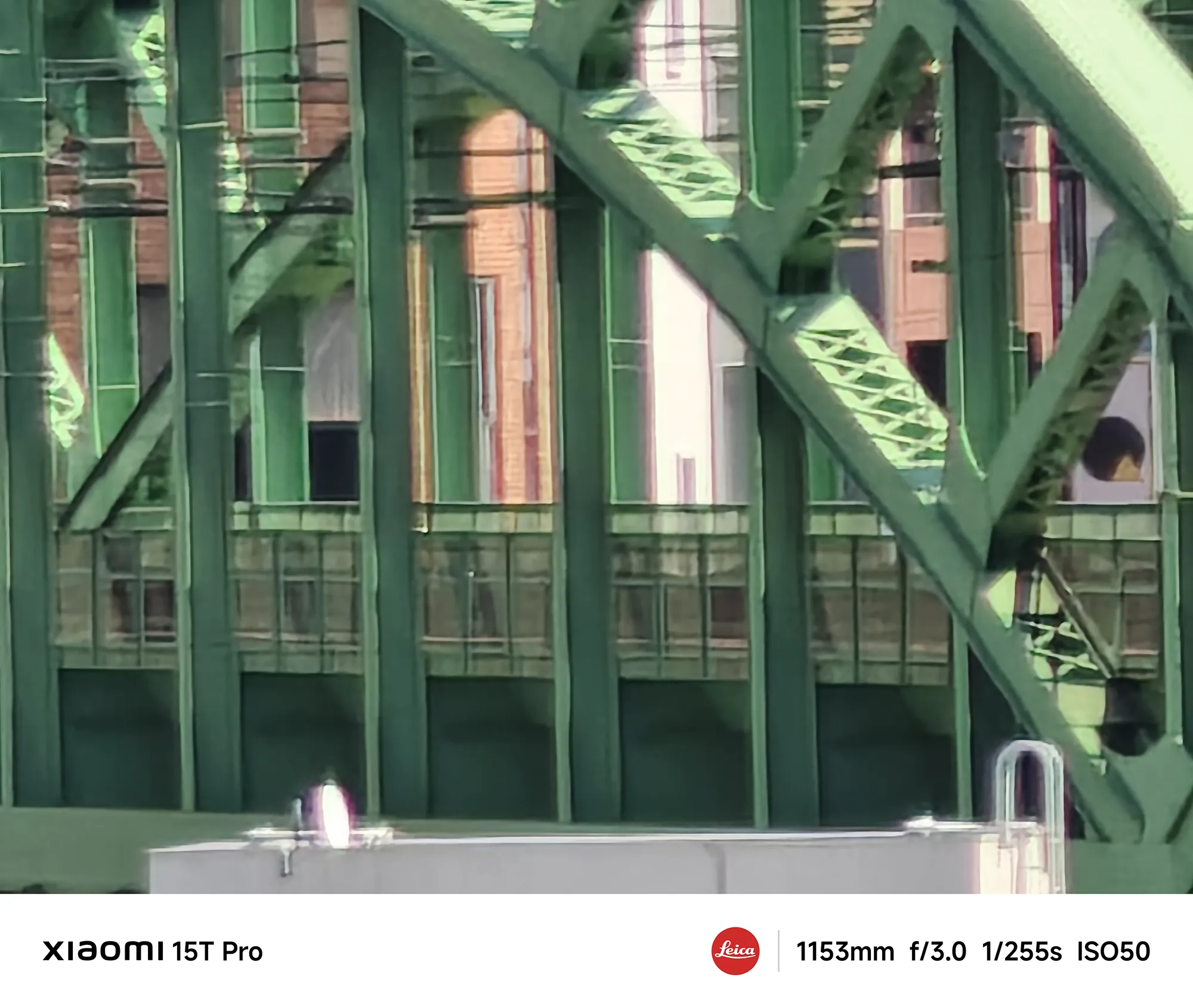 Xiaomi 15T Proの究極ズーム作例：松住町架道橋の鉄骨を切り取った1153mm超高倍率クローズアップ