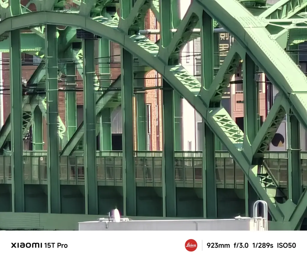 Xiaomi 15T Proで撮影した松住町架道橋の超高倍率クローズアップ（923mm限界ズーム作例）