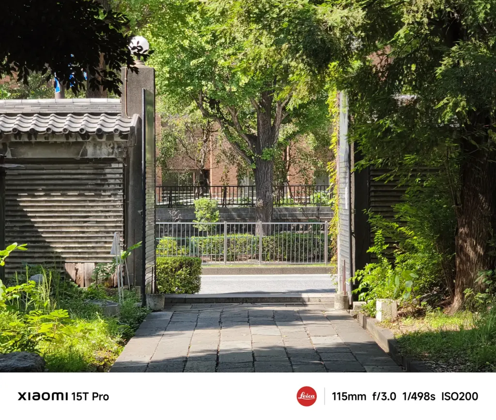 Xiaomi 15T Proで撮影した、望遠115mmの圧縮効果が特徴的な通路と緑の作例