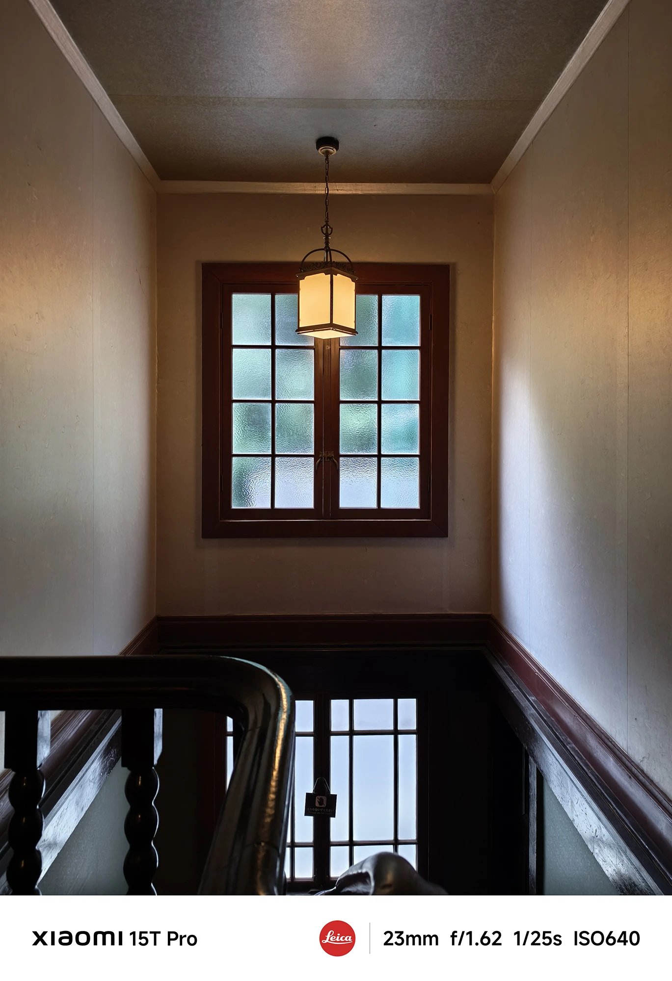 Xiaomi 15T Proで撮影したレトロ洋館の格子窓と吊り下げランプ（23mmシンメトリー作例）