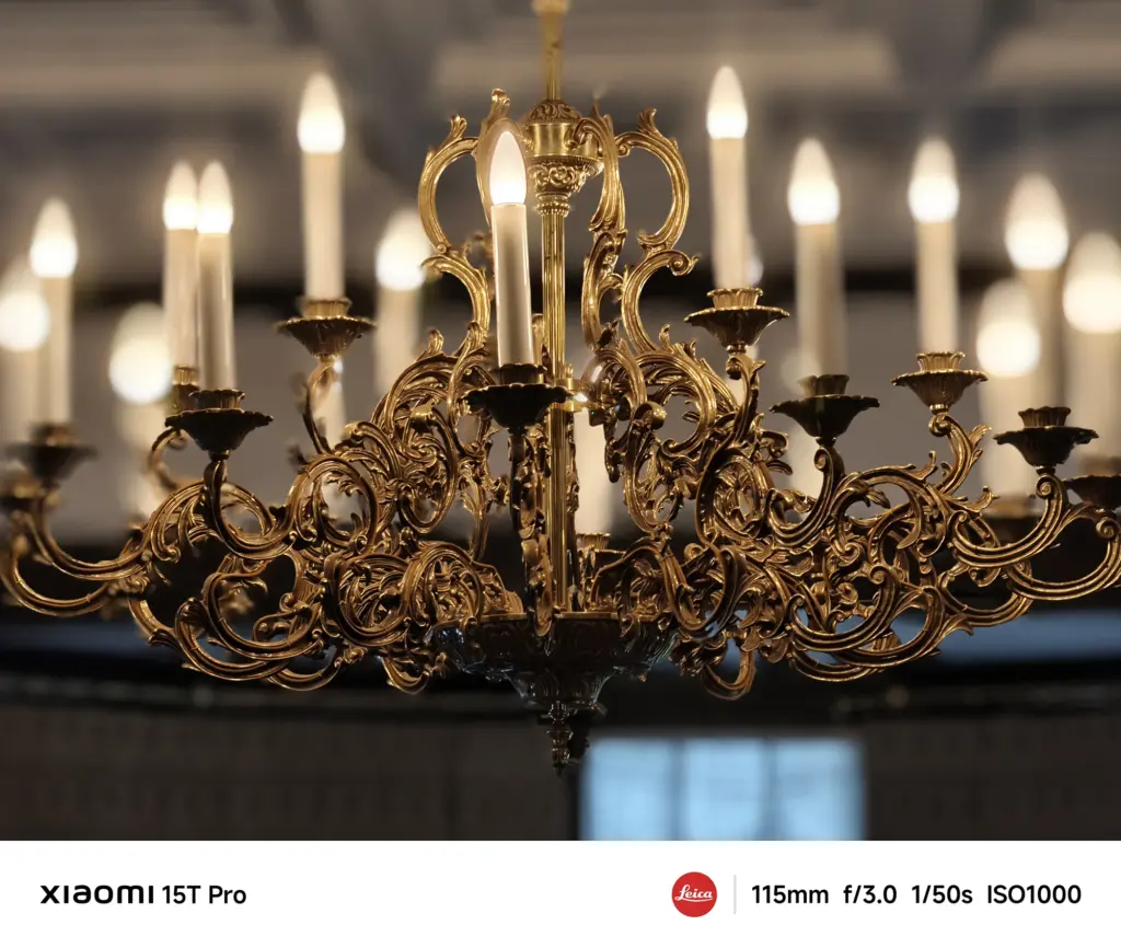 Xiaomi 15T Proで撮影した豪華な金属製シャンデリアのクローズアップ（115mm望遠作例）