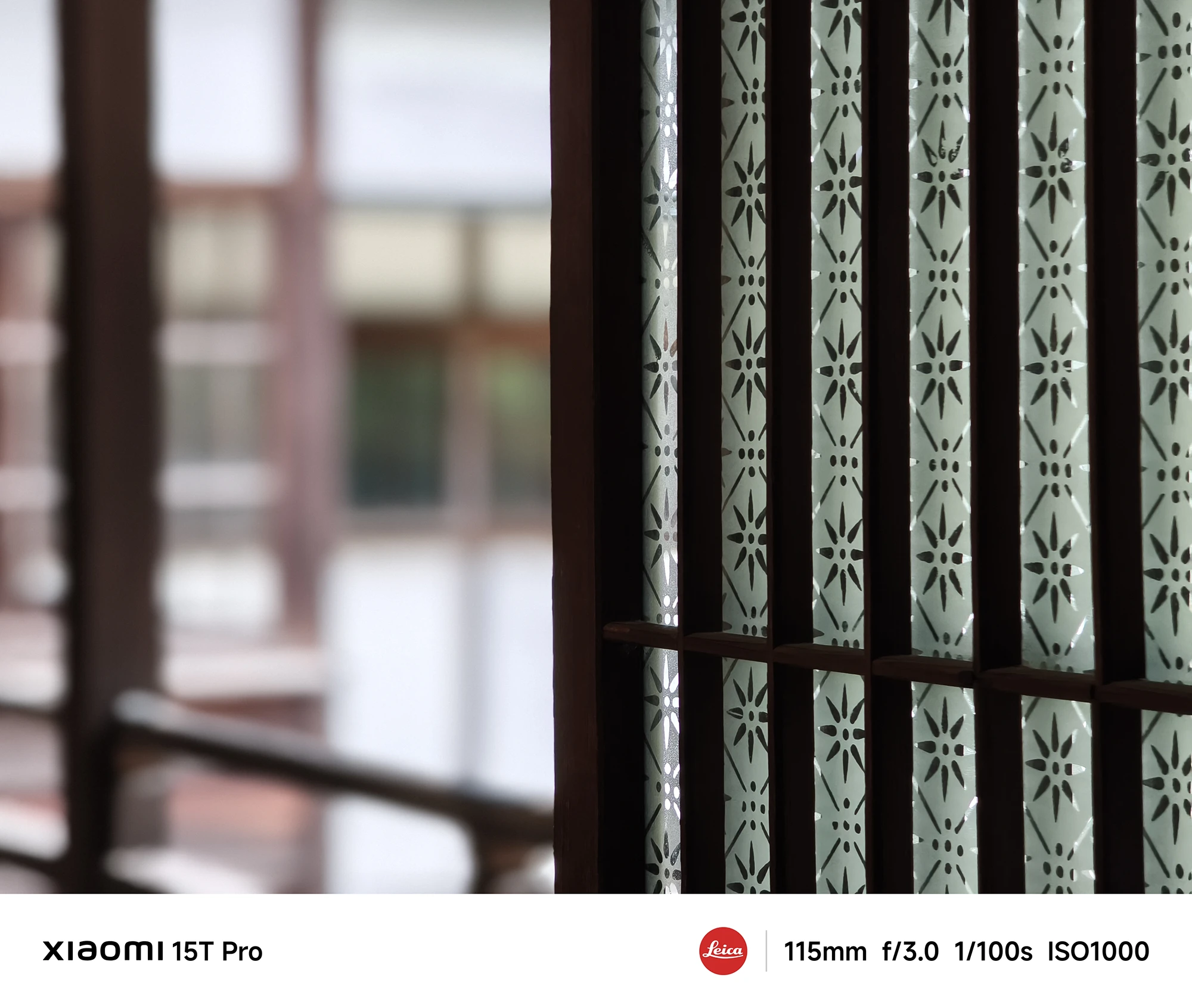Xiaomi 15T Proで撮影した柄入りガラスの格子戸のクローズアップ（115mm望遠ディテール作例）