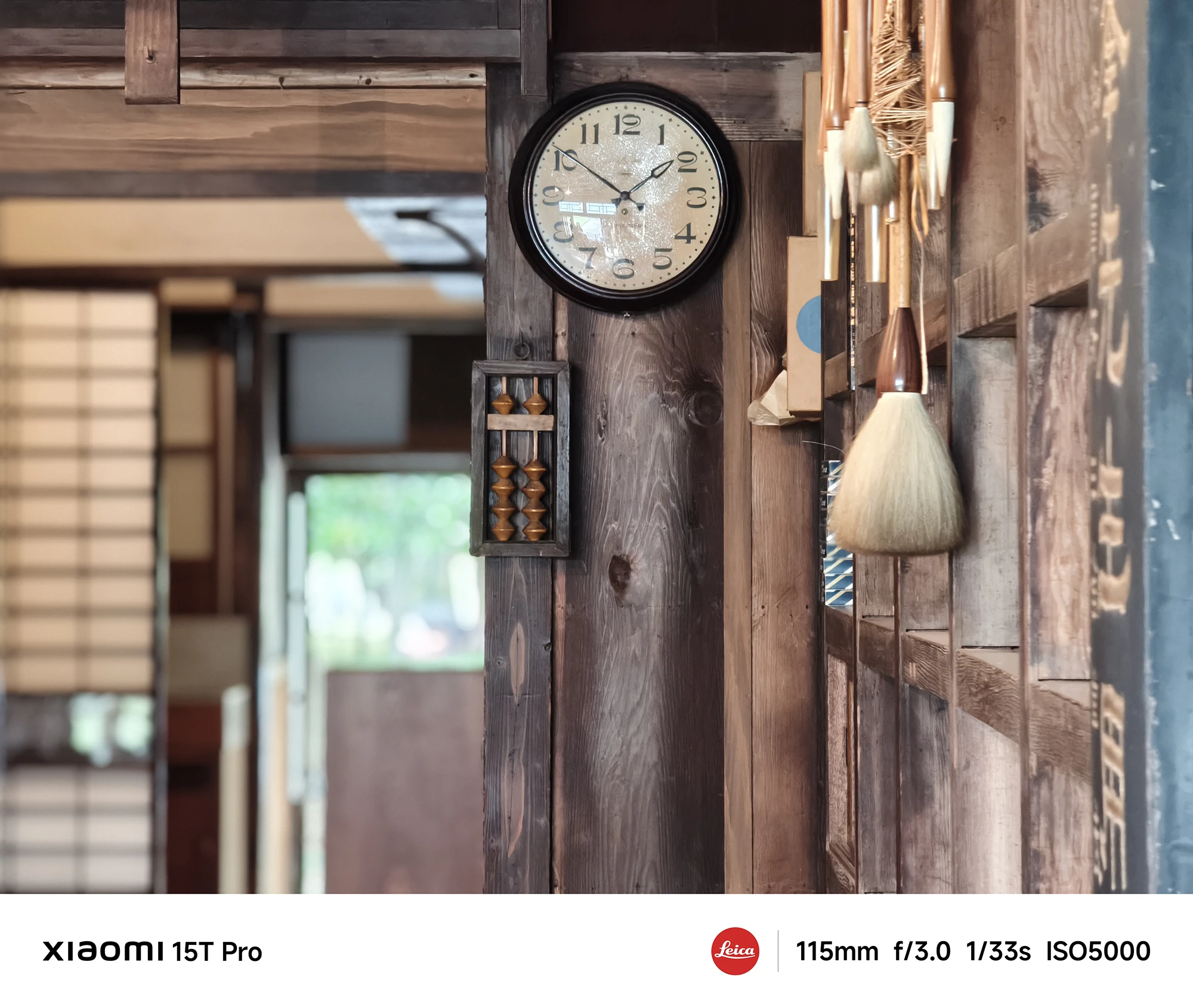 Xiaomi 15T Proで撮影したレトロな壁掛け時計と筆のモノのクローズアップ（115mm超高感度作例）