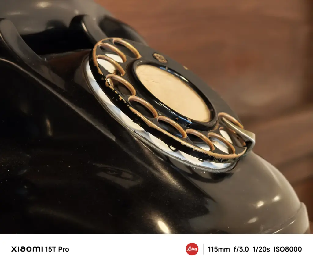 Xiaomi 15T Proで撮影したダイヤル式電話機のクローズアップ（115mm望遠、超高感度ISO8000作例）