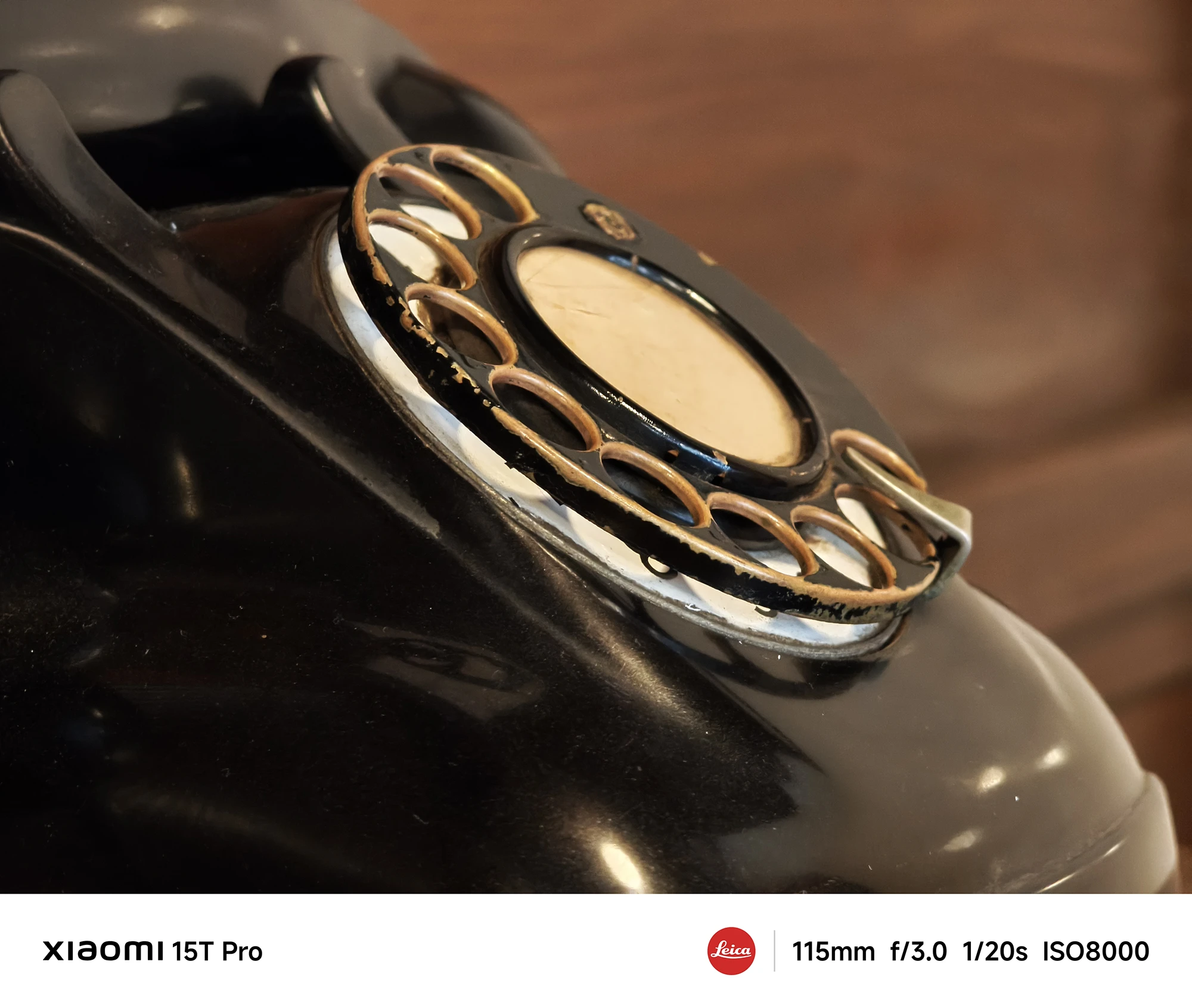 Xiaomi 15T Proで撮影したダイヤル式電話機のクローズアップ（115mm望遠、超高感度ISO8000作例）