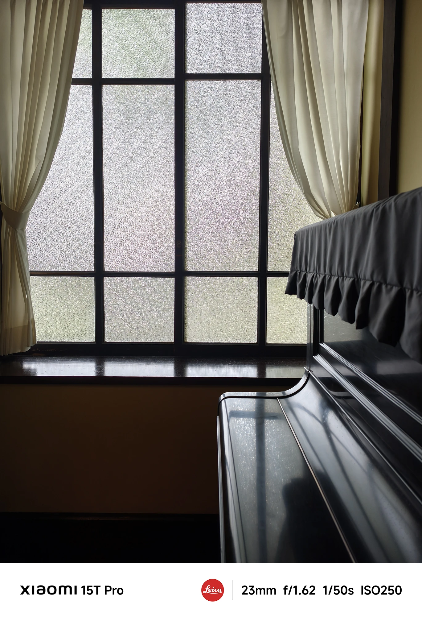 Xiaomi 15T Proで撮影したレトロなピアノとすりガラス窓（23mm逆光作例）