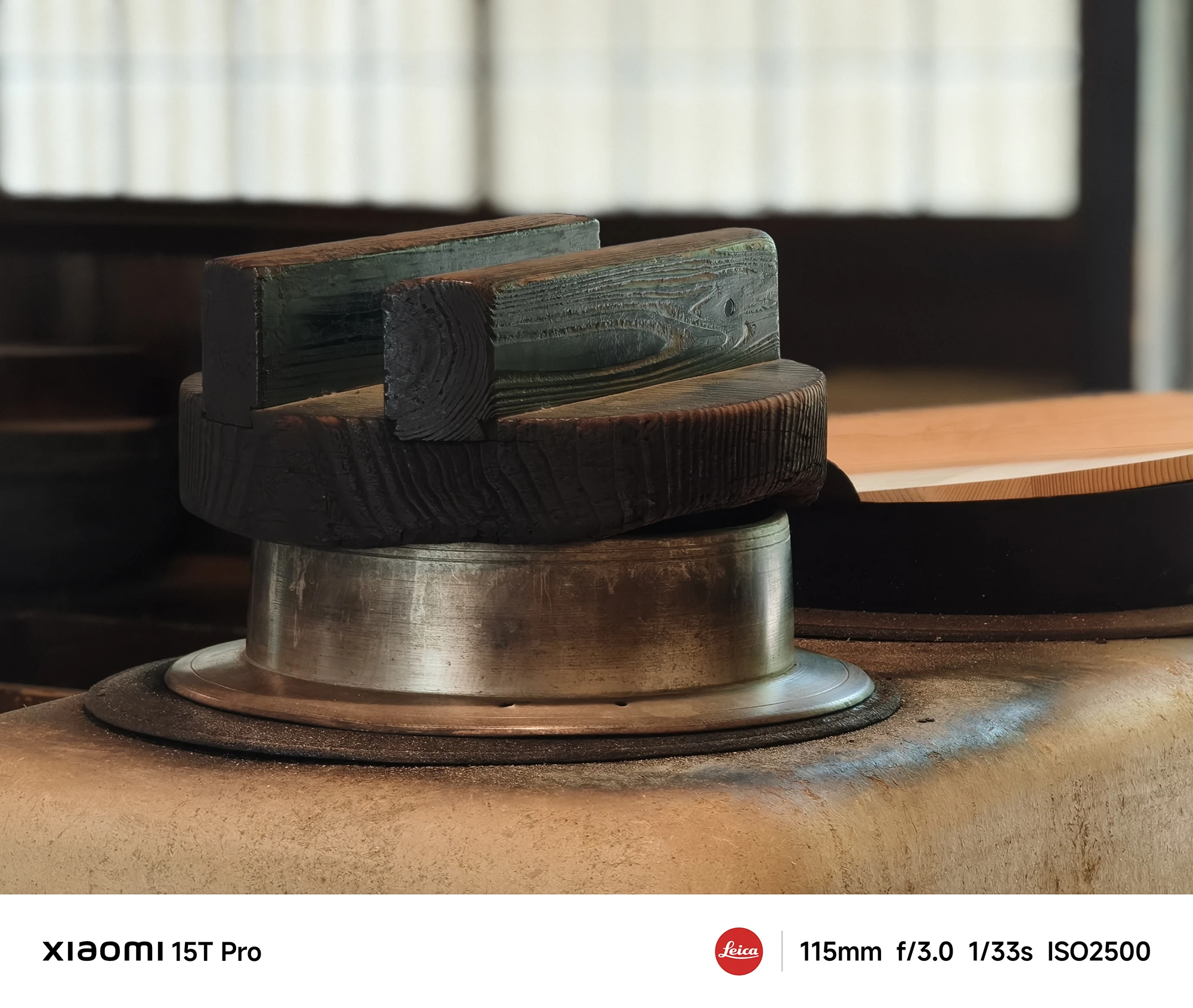 Xiaomi 15T Proで撮影したかまどの上に置かれた羽釜と木蓋のクローズアップ（115mm望遠作例）