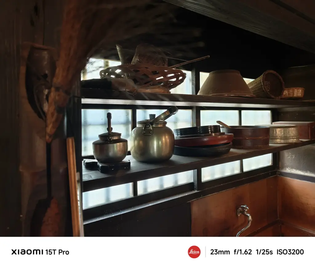 Xiaomi 15T Proで撮影した古民家の棚のやかんと調理道具（23mm 低照度高感度作例）
