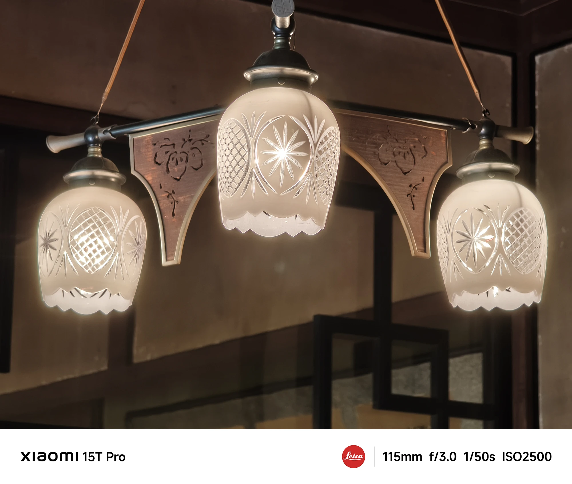 Xiaomi 15T Proで撮影したレトロなカットガラスの吊り下げ照明（115mm望遠、超高感度作例）
