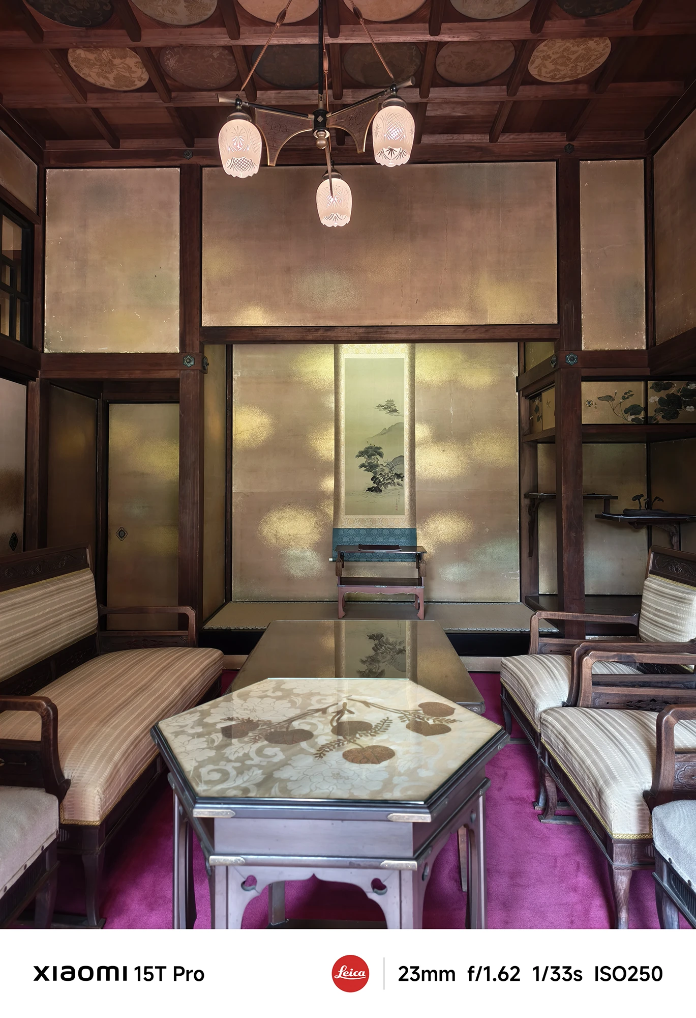 Xiaomi 15T Proで撮影した金襖と赤絨毯の和洋折衷な応接間（23mm低照度作例）